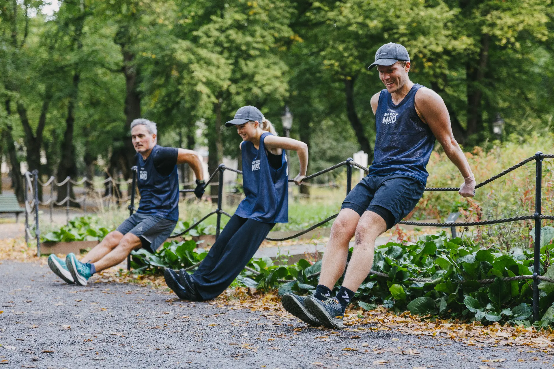Deltagare tränar styrka med staden som redskap under Move with MOOD