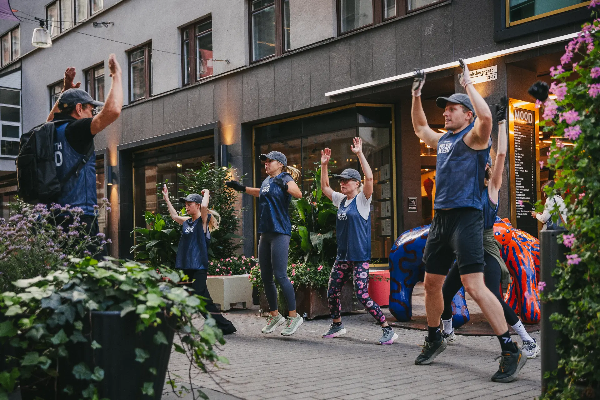 Deltagare värmer upp tillsammans utanför MOOD
